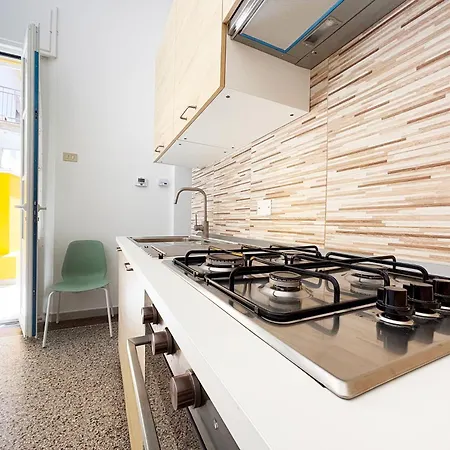 Domus Mazzini Centro - 6 Ospiti, 2 Bagni, 3 Camere, Patio Privato - 5 Minuti Dalla Stazione Treni Lägenhet Pisa