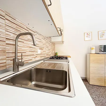 Domus Mazzini Centro - 6 Ospiti, 2 Bagni, 3 Camere, Patio Privato - 5 Minuti Dalla Stazione Treni *
