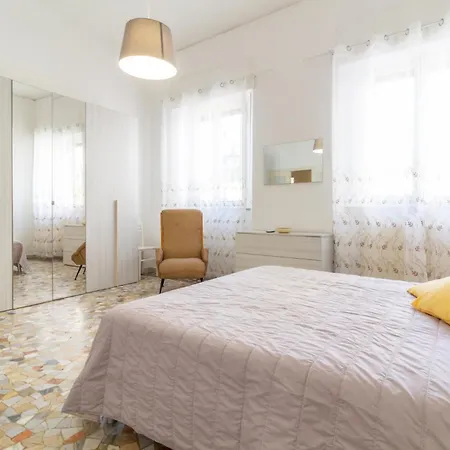 Domus Mazzini Centro - 6 Ospiti, 2 Bagni, 3 Camere, Patio Privato - 5 Minuti Dalla Stazione Treni *