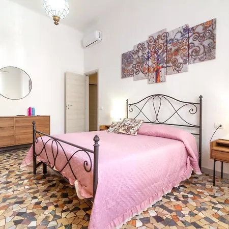 Lägenhet Domus Mazzini Centro - 6 Ospiti, 2 Bagni, 3 Camere, Patio Privato - 5 Minuti Dalla Stazione Treni *
