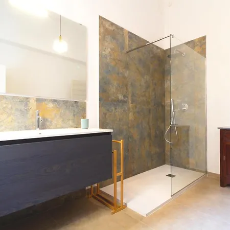 Domus Mazzini Centro - 6 Ospiti, 2 Bagni, 3 Camere, Patio Privato - 5 Minuti Dalla Stazione Treni Lägenhet *