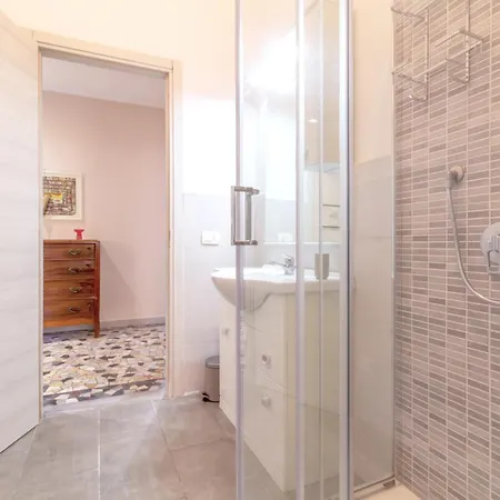 Lägenhet Domus Mazzini Centro - 6 Ospiti, 2 Bagni, 3 Camere, Patio Privato - 5 Minuti Dalla Stazione Treni *